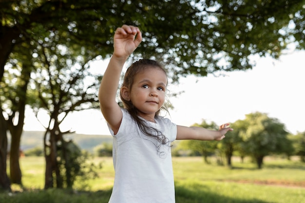 自然の中で時間を過ごす幼い子供