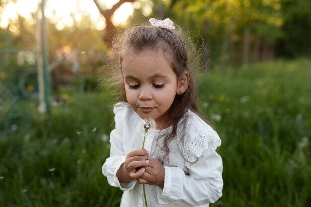 自然の中で時間を過ごす幼い子供