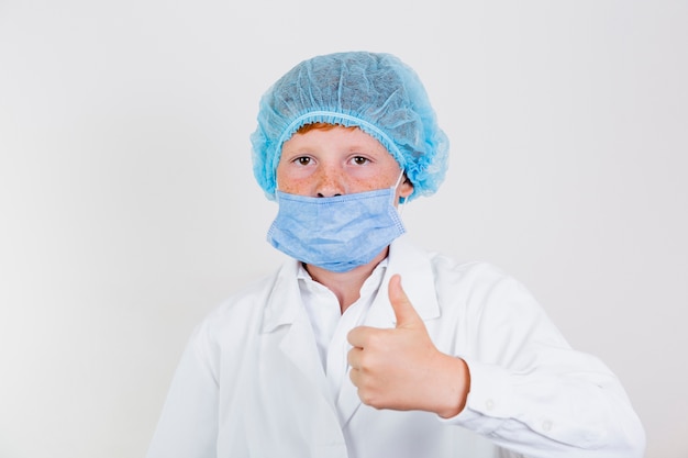 Ragazzino con retina per capelli e maschera