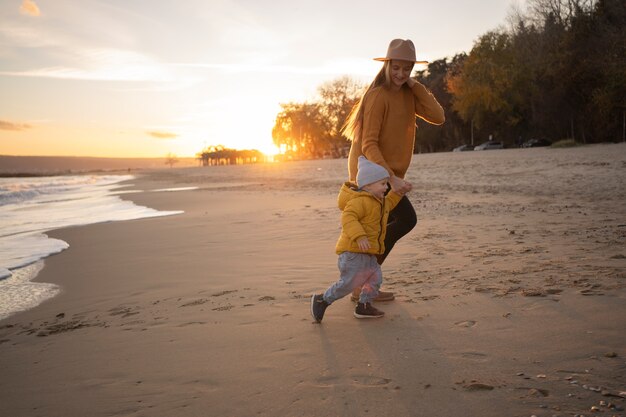 海辺で親と幼い子供