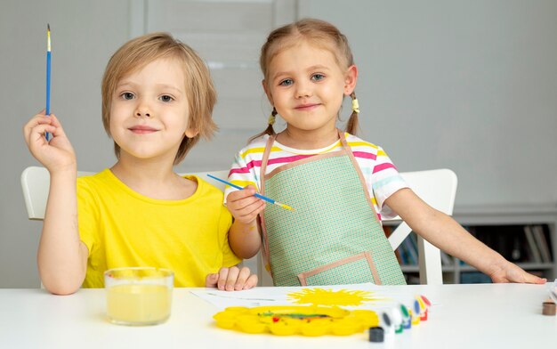 若い子供たちが一緒に絵画