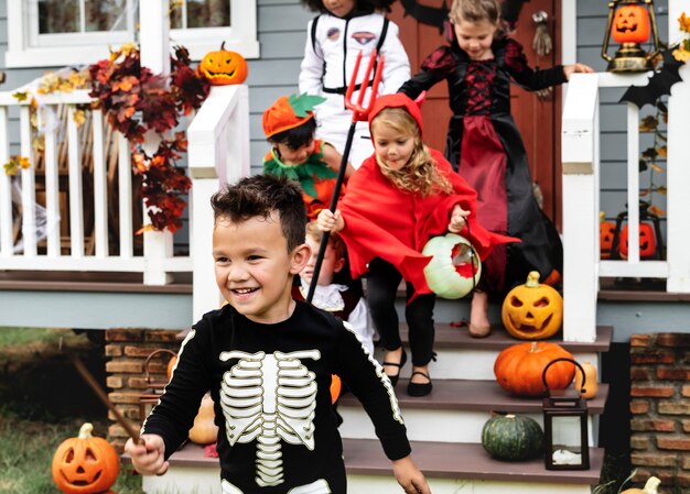 若い子供たちがトリックやハロウィンの間に治療