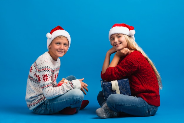 Ragazzini che indossano la foto a figura intera dei cappelli di santa