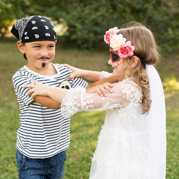 Foto gratuita ragazzi piccoli con costumi all'aperto