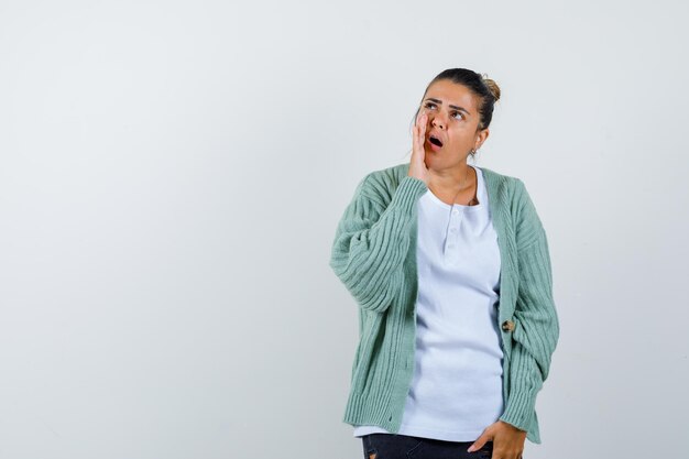 Young lady announcing something in t-shirt, jacket and looking confident