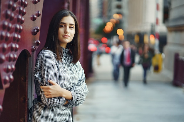 市内の橋を渡る若い女性