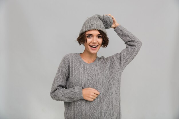 Foto gratuita giovane donna vestita in maglione e cappello caldo