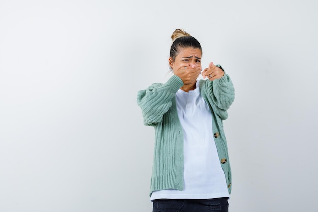 無料写真 tシャツ、ジャケット、怖い顔でカメラを指している若い女性