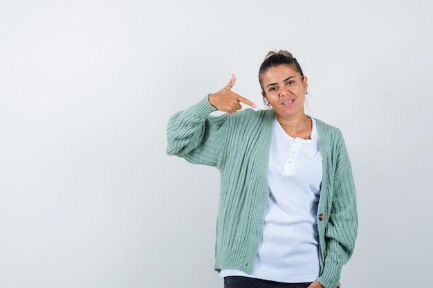 Foto gratuita giovane donna in maglietta, giacca che si indica e sembra orgogliosa