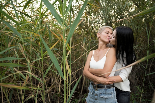 若いレズビアンのカップルの抱擁とキス