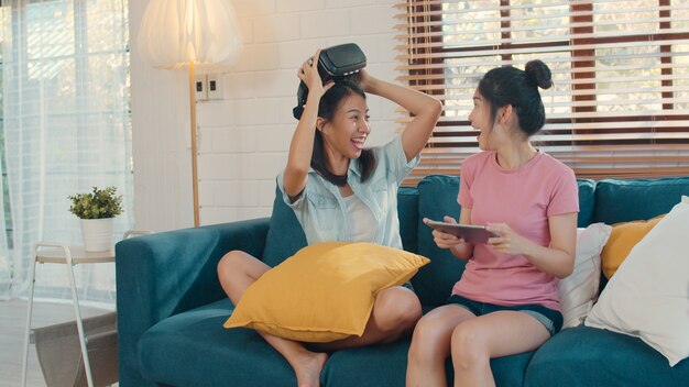 Молодые лесбиянки lgbtq Азиатские женщины соединяются с помощью планшета дома