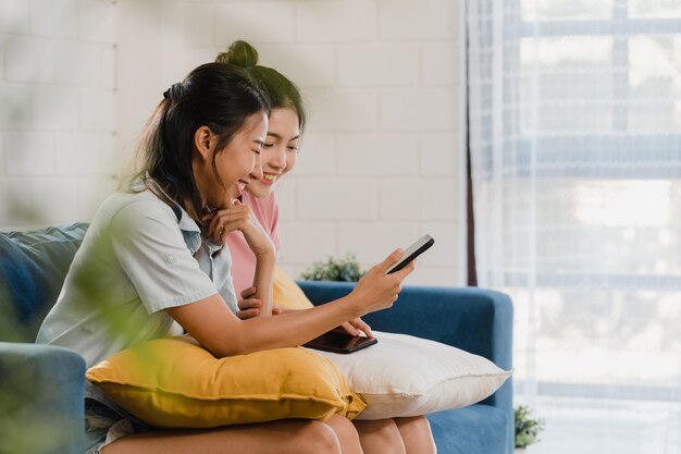 自宅で携帯電話を使用して若いレズビアンlgbtq女性カップル