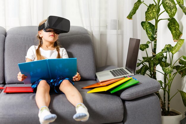 Молодая маленькая девочка в очках виртуальной реальности vr