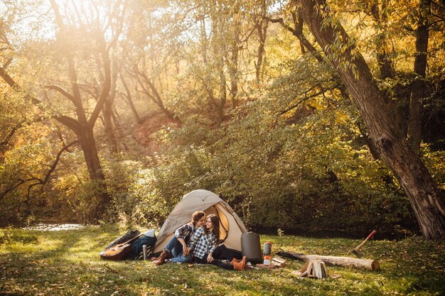 숲에서 캠핑에 젊은 부부