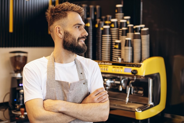 Foto gratuita giovane barista maschio che lavora in una caffetteria