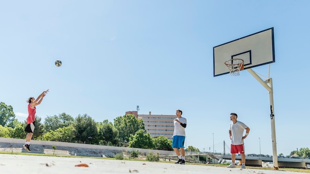 フリースローを取る若い男性バスケットボール選手