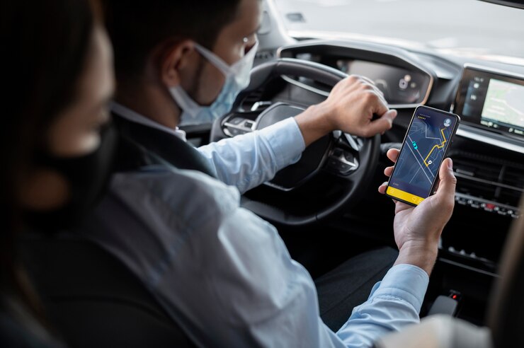 Бесплатный Фотография молодой мужчина работает водителем uber для клиента-женщины