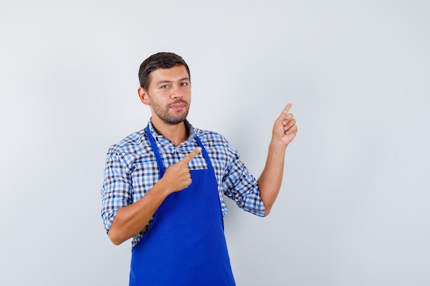 파란색 앞치마와 셔츠에 젊은 남성 요리사