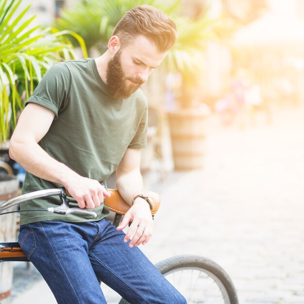 自転車に乗っている若い男性サイクリスト