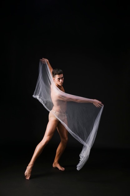 透明な布で踊る若い男性