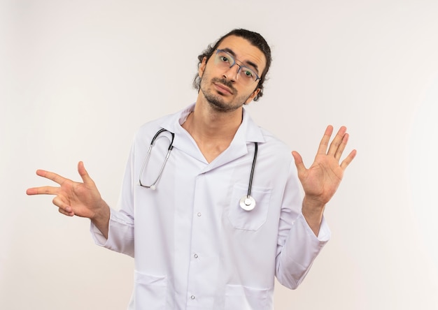 異なる​数​を​示す​聴診器​で​白い​ローブ​を​身​に​着けている​光学​眼鏡​を​持つ​若い​男性​医師