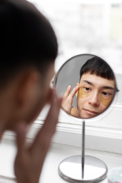 Foto gratuita giovane maschio che fa routine di cura di sé