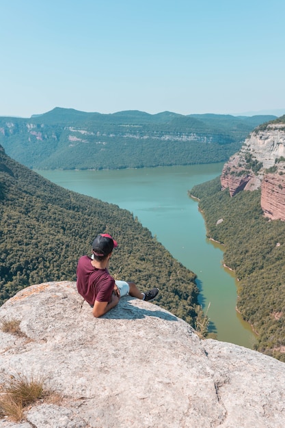 Молодой мужчина, наслаждаясь завораживающими пейзажами Морро-де-ла-Абеха в Тавертете, Каталония, Испания