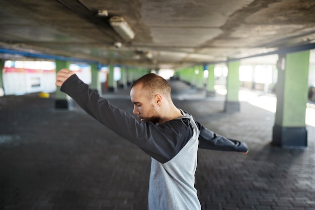 ピロンと駐車場で踊る若い男性パフォーマー