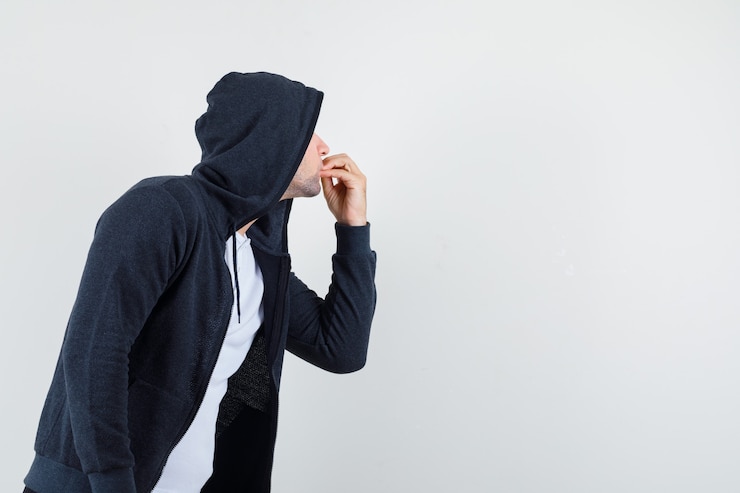 無料Photo tシャツ、ジャケットでおいしいジェスチャーを示し、喜んでいる若い男性。