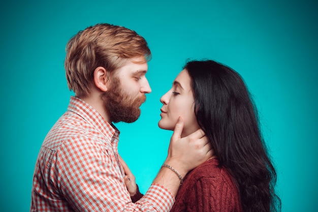 Бесплатное фото Молодой мужчина и женщина целуются