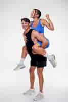 Бесплатное фото Молодой мужчина и женщина вместе тренируются в бодибилдинге