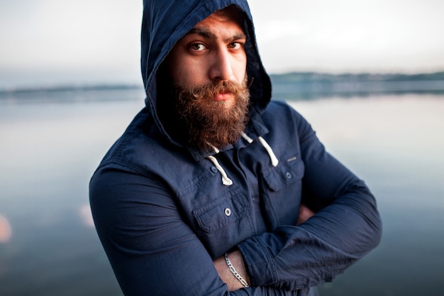 Free photo young man beard handsome portrait beach