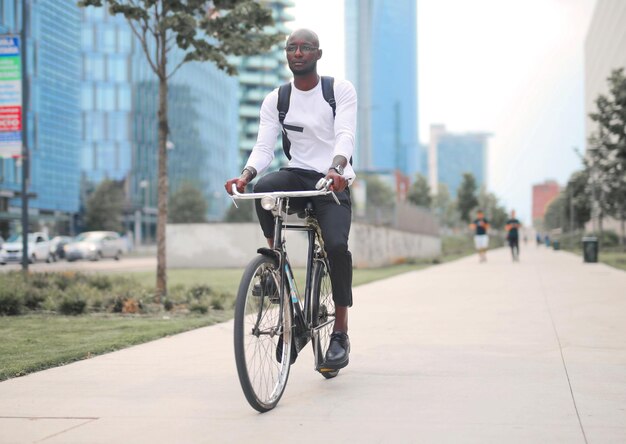 Молодой человек на велосипеде в городе
