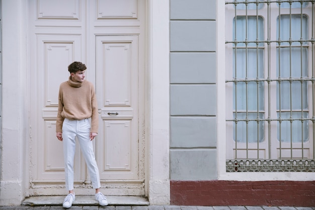 Free photo young man in casual outfit standing