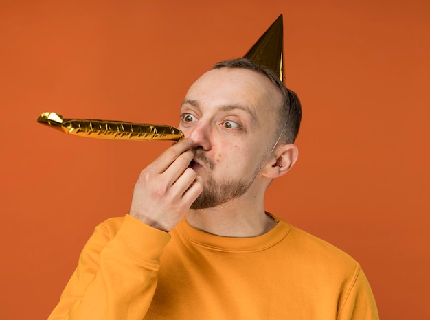 彼の誕生日を祝う若い男