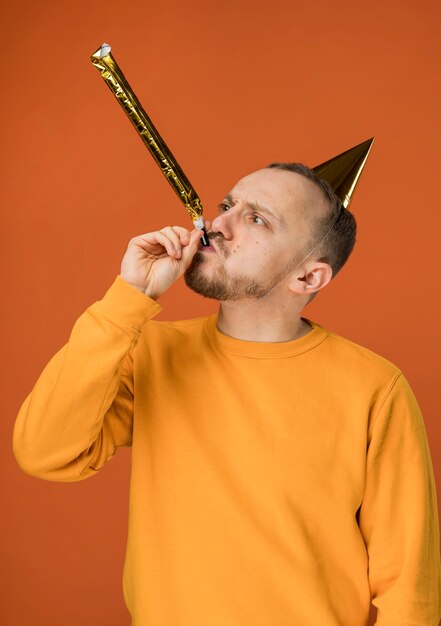 彼の誕生日を祝う若い男