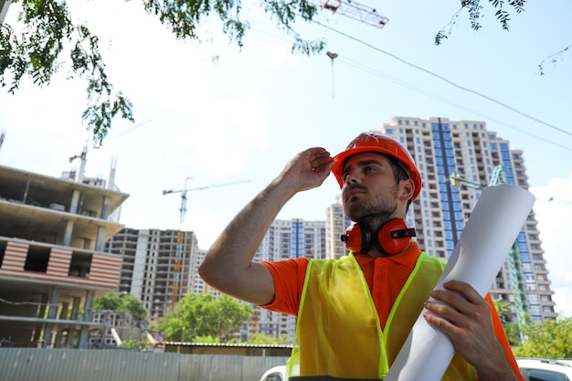 Free photo young man civil engineer in safety hat