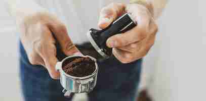 Free photo young man cooking coffee at home with automatic coffeemachine. horizontal. banner.