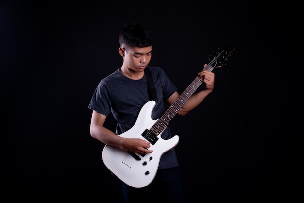 Free photo young man in dark t shirt with electric guitar