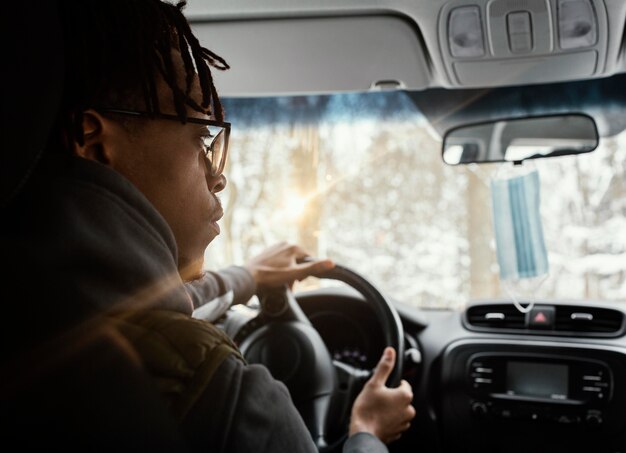 車を運転している若い男