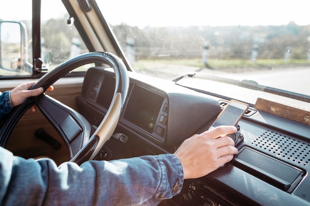 バンのクローズアップを運転する若い男