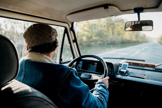 バンを運転する若い男