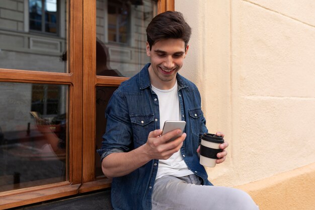 一杯のコーヒーを楽しんでいる若い男