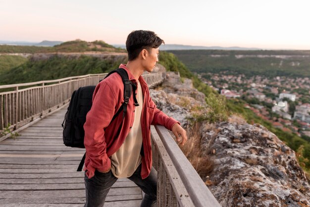 풍경을 즐기는 젊은 남자