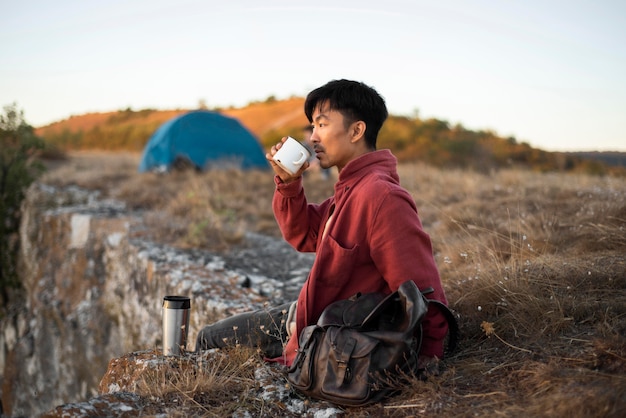 風景を楽しむ若い男