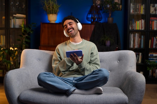 Free photo young man enjoying movie night