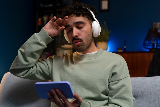 Free photo young man enjoying movie night