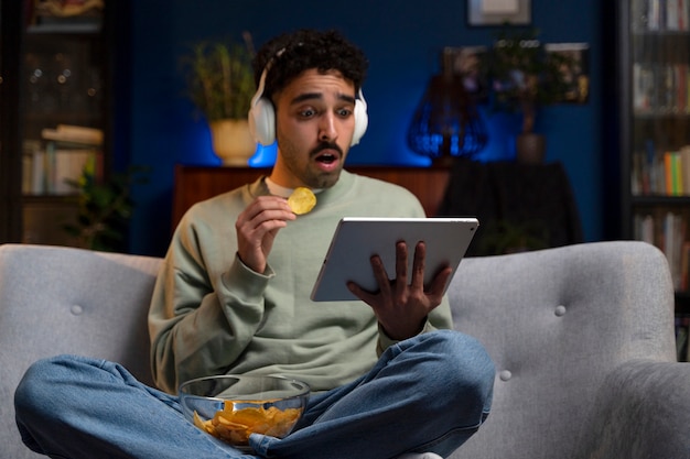 Free photo young man enjoying movie night