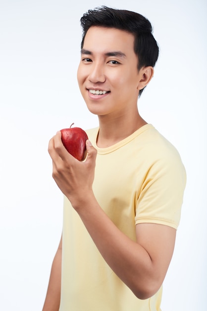 Молодой человек наслаждается вкусным яблоком