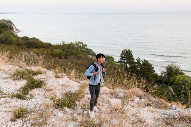 旅行を楽しんでいる若い男